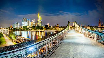 IJzeren brug en skyline van Frankfurt van Günter Albers