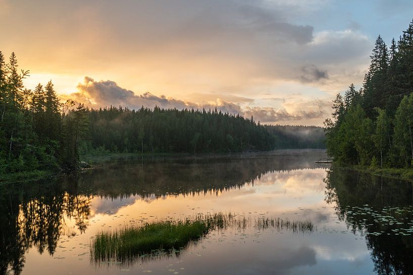 Zweeds meer bij zonsondergang van Axel Weidner