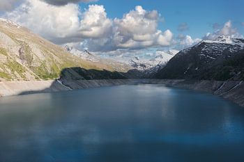 Bergsee der Stillen Spiegelung am Mattmark – Wo Himmel und Berge sich begegnen.