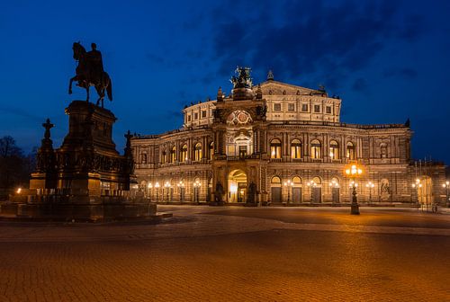 Die Semperoper Dresden zur Blauen Stunde