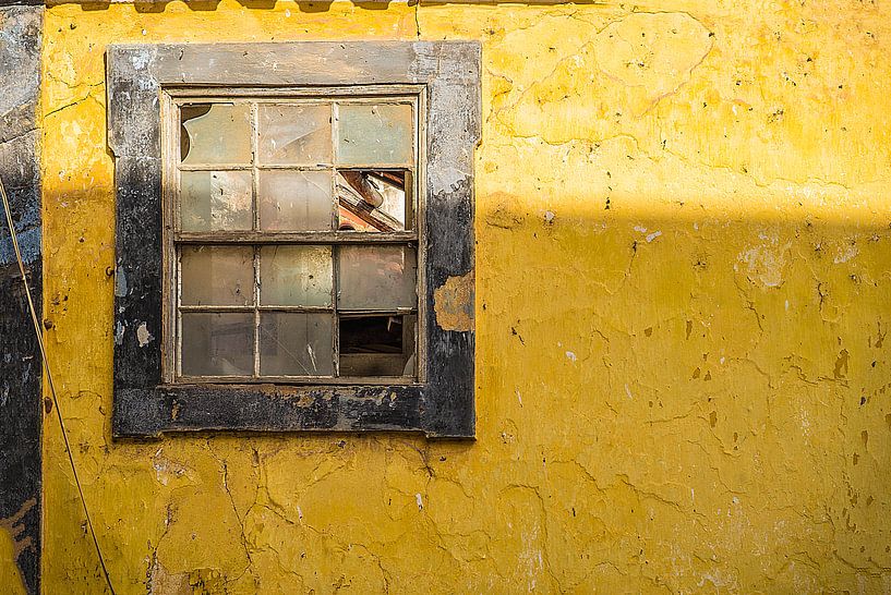 Zerbrochenes Fenster im Altbau von Fred Leeflang