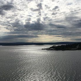 Uitzicht over zee bij Oslo van Anouk Davidse