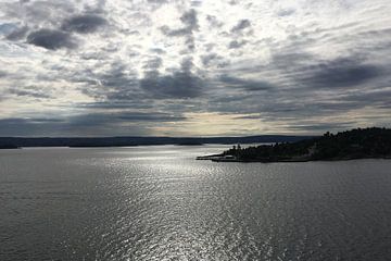 Uitzicht over zee bij Oslo van Anouk Davidse