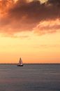 Segelboot gegen einen orangefarbenen bewölkten Himmel von Sugar_bee_photography Miniaturansicht