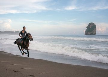 Ein sumbanesischer Junge auf seinem Pferd