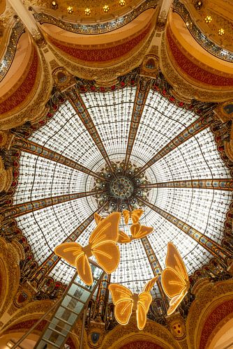 Een stralende art-nouveau-koepel boven het hart van Galeries Lafayette in Parijs