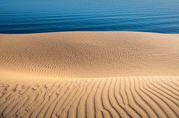 Zandduinen bij Sandwich Harbour (Namibië). van Kees Kroon