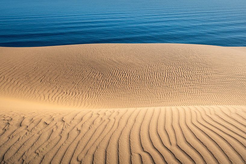 Sand dunes at Sandwich Harbour (Namibia). by Kees Kroon