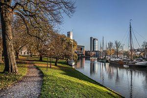 Zicht op de stadsgracht van Leeuwarden vanaf de Westerplantage