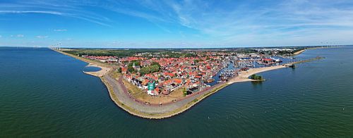 Lucht panorama van het traditionele stadje Urk aan het IJsselmeer in Nederland