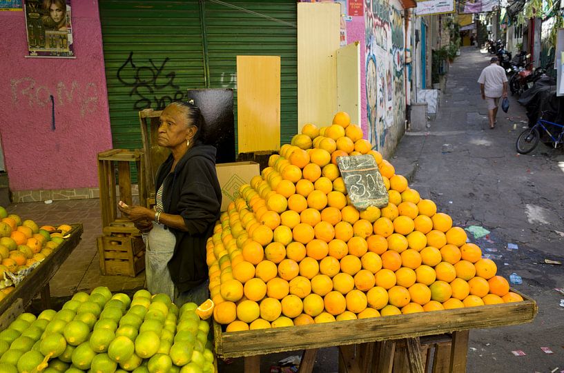 Marktfrau in Rio de Janeiro, Brasilien von Kees van Dun