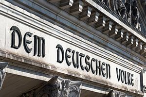 Schriftzug auf dem Hauptportal des Berliner Reichstagsgebäudes