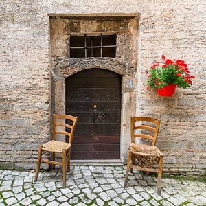 Stoeltjes voor oude Italiaanse deur sur Jenco van Zalk