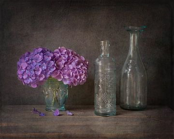 Nature morte à l'hortensia violet. sur Ytje Veenstra