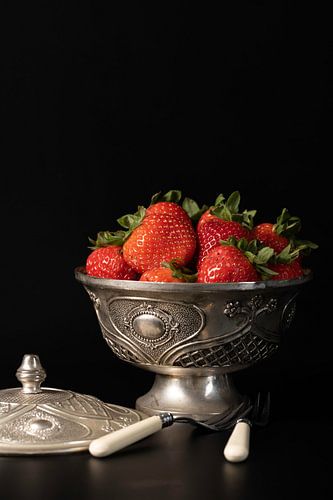 Stilleven Zilveren schaaltje met aardbeien