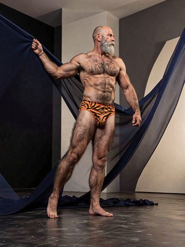 Bärtiges Model in blauem Drapierungsstoff