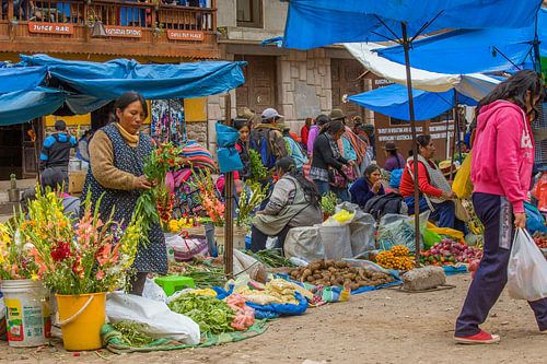 Flower and food sales at the colourful market in Pisa