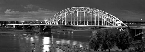 Panorama Waalbrug Nijmegen zwart/wit van Anton de Zeeuw