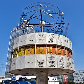 Magische Weltzeituhr am Alexanderplatz in Ostberlin  von Silva Wischeropp