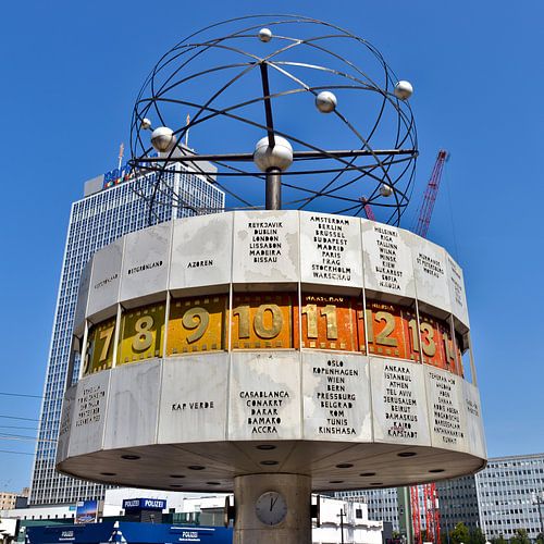 Magische Weltzeituhr am Alexanderplatz in Ostberlin  von Silva Wischeropp