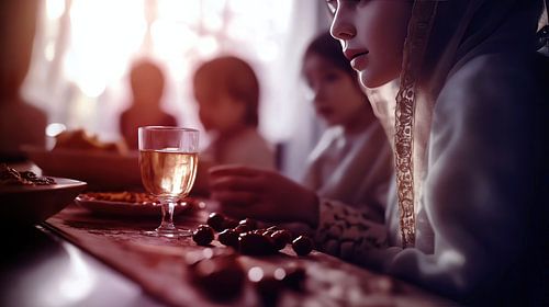 Moslimfamilie tijdens iftar tijdens ramadan