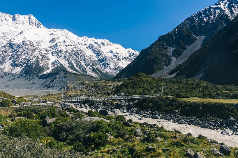 Mountains at the Hooker Valley Track in New Zealand by Linda Schouw