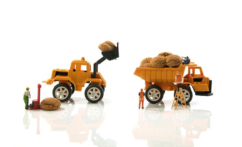 figuurtjes bezig met het vullen van de vrachtwagen vol pepernoten voor het sinterklaasfeest van ChrisWillemsen