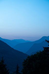 Blauwe lagen licht bij zonsopgang bij Courchevel, Frankrijk - pastel kleuren natuur en reisfotografie. van Christa Stroo fotografie