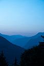 Blauwe lagen licht bij zonsopgang bij Courchevel, Frankrijk - pastel kleuren natuur en reisfotografie. van Christa Stroo fotografie thumbnail