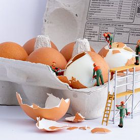 Peeling eggs by Manja van der Heijden