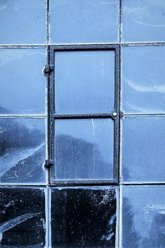 Oud, blauw fabrieksraam | blauw van Flatfield