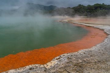Warm water meer van geothermisch park bij Waiotapu van Niek