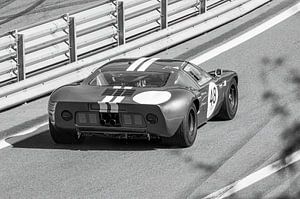 Ford GT40 Oldtimer-Rennwagen bei der Ausfahrt aus den Boxen