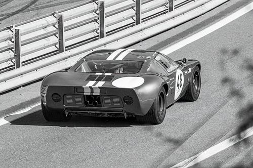 Ford GT40 klassieke raceauto verlaat de pits