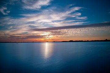 Sonnenuntergang an einer schönen Wasseroberfläche von Geert-Jan vd Meer