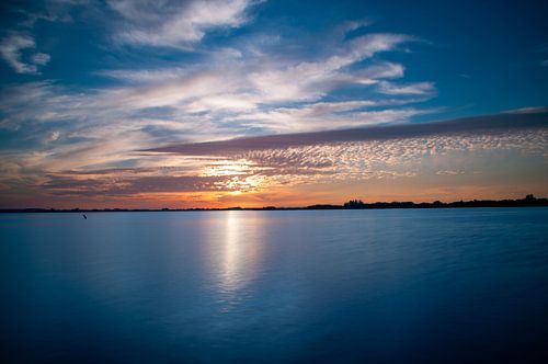 Sonnenuntergang an einer schönen Wasseroberfläche