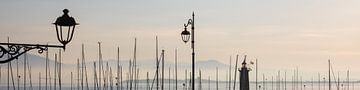 Desenzano del Garda - Uitzicht vanaf de haven over het Gardameer naar Sirmione van t.ART