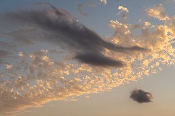 Weiche Wolken bei Sonnenuntergang 1 von Adriana Mueller