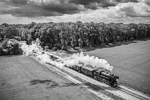 Stoomtrein met rook van de locomotief van bovenaf gezien van Sjoerd van der Wal Fotografie