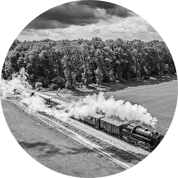 Stoomtrein met rook van de locomotief van bovenaf gezien van Sjoerd van der Wal Fotografie