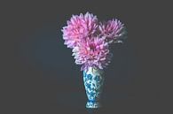 roze dahlia bloemen in oude Delfts blauwe vaas voor donkere achtergrond van Margriet Hulsker thumbnail