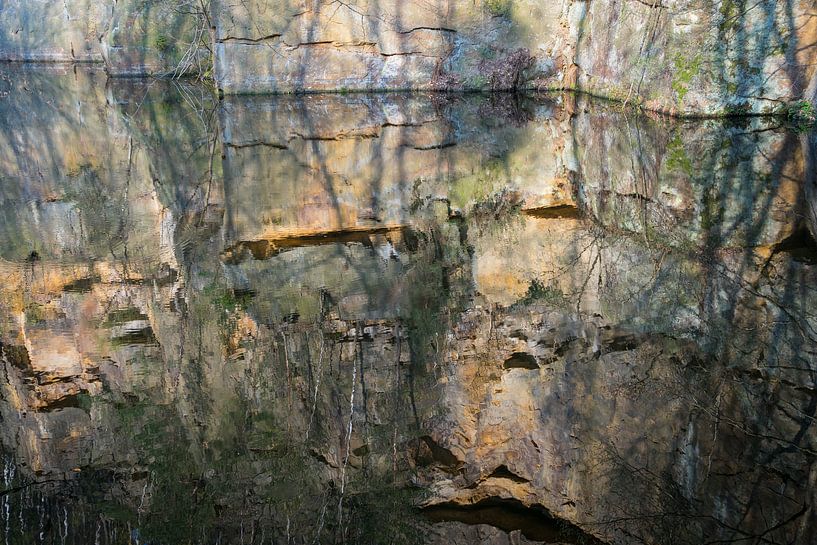 Spiegelung im Steinbruch 3 von Adriana Müller