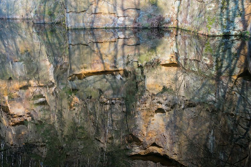 Spiegelung im Steinbruch 3 von Heidemuellerin