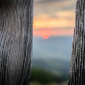 Zonsondergang achter een hek van Philippos Kloukas