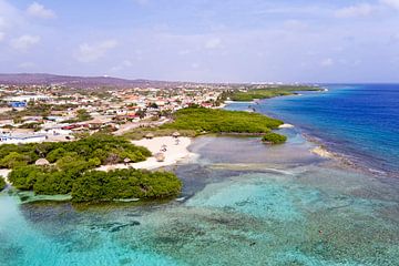 Luchtfoto van het strand van Mangel Halto op Aruba op de Nederlandse Antillen van Eye on You