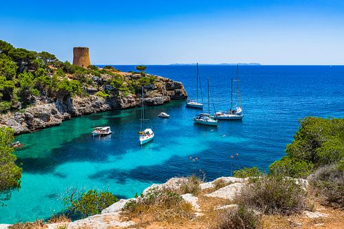 Spanje Mallorca eiland, mooie weergave van baai met boten en Torre de Cala Pi, Balearen
