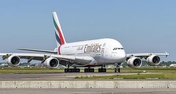 Emirates Airbus A380 taxiet naar de Polderbaan. van Jaap van den Berg