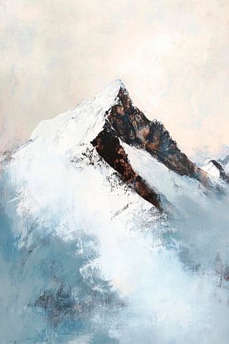 Besneeuwde top in mist