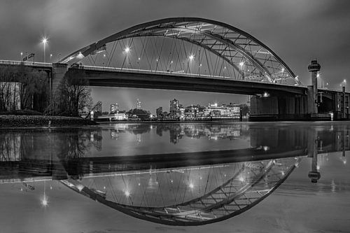 Brienenoordbrug weerspiegeld in zwart-wit