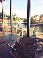 Kaffee Pause mit schöner Aussicht am Hafen
